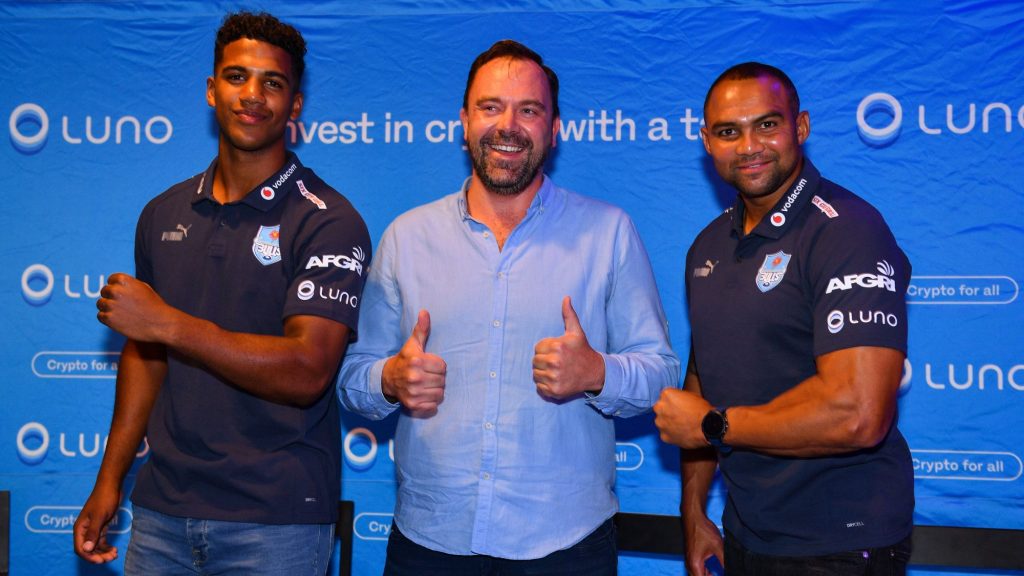 Luno South Africa’s country manager Christo de Wit with Vodacom Bulls’ Canan Moodie and Cornal Hendricks. Photo: Supplied/Ventureburn
