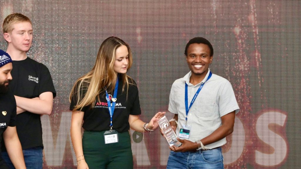AfricArena start-up sourcing lead Noa Hamonou hands Thumela co-founder Zamokuhle Thwala the best enterpise start-up award at the recent Johannesburg summit. Photo: Supplied/AfricArena